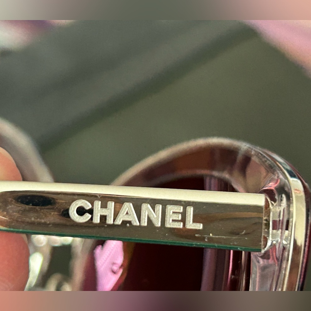 Authentic Chanel sunglasses with a lovely rose tinted frame. Original case. - Picture 5 of 8